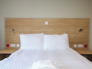 1 bedroom, individually decorated, individually furnished, free WiFi - The Anchors Nest at Marine Court (Littlehampton)