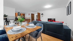 Dining - 2 Bed Altrincham Flat | Free Parking (Greater Manchester)
