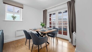 Dining - 2 Bed Altrincham Flat | Free Parking (Greater Manchester)