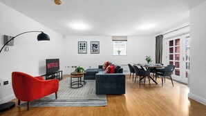 TV, offices - 2 Bed Altrincham Flat | Free Parking (Greater Manchester)