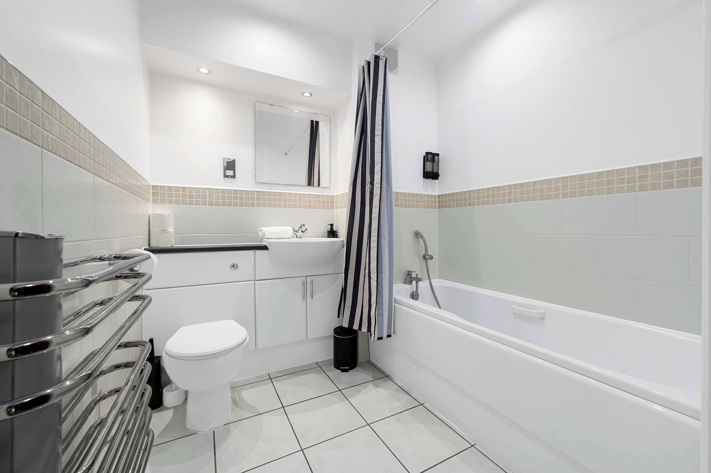 Doccia, asciugacapelli, asciugamani, sapone