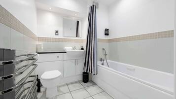 Doccia, asciugacapelli, asciugamani, sapone