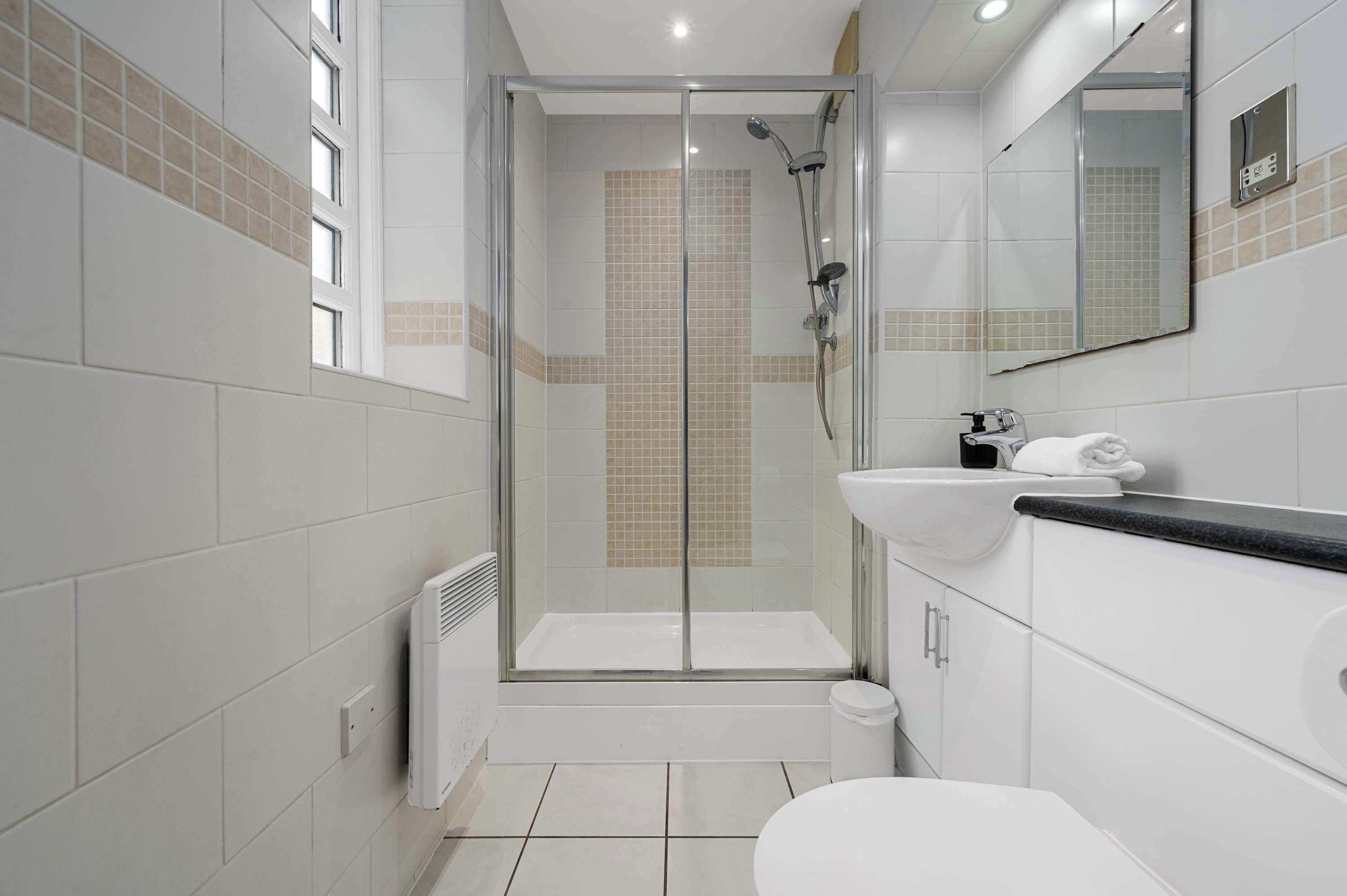 Dusche, Haartrockner, Handtücher, Shampoo