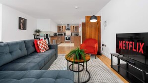 TV, offices - 2 Bed Altrincham Flat | Free Parking (Greater Manchester)