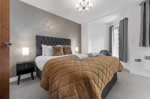 Modern Apartment + Free Parking by City SuperHost