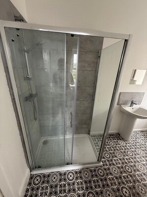 Douche, sèche-cheveux, serviettes fournies, savon