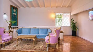 Deluxe Studio, City View | Living area | TV