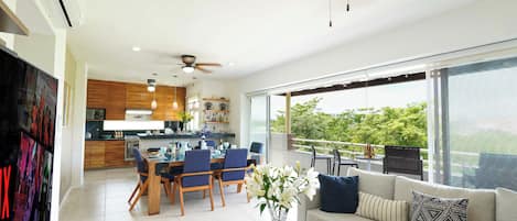 Una sala de estar moderna con un sofá, una mesa de centro y un comedor con sillas y una mesa.