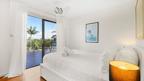 4 slaapkamers, een bureau, een strijkplank/strijkijzer, reisbedje