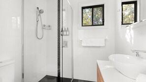 Een douche, een haardroger, handdoeken