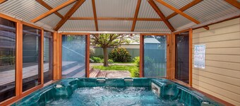 Pax & Coral - Pet Friendly House with Spa