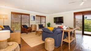 Smart-TV, Bücher, Stereoanlage