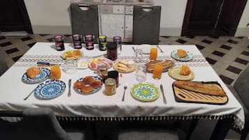 Sudah termasuk sarapan ala kontinental setiap hari