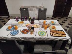 فطور أوروبي مجانًا يوميًا