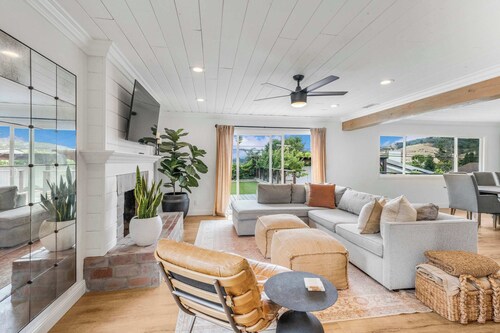 Hot Tub, Fire Pit, Bocce, Trampoline & Sleeps 11!