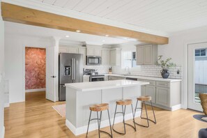 Réfrigérateur, four à micro-ondes, un four, surface de cuisson