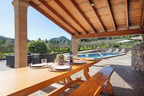 Outdoor dining - Exclusive Villa Es Molinet (5 minutes from the beach) Luxury Villa with pool (Alcúdia)