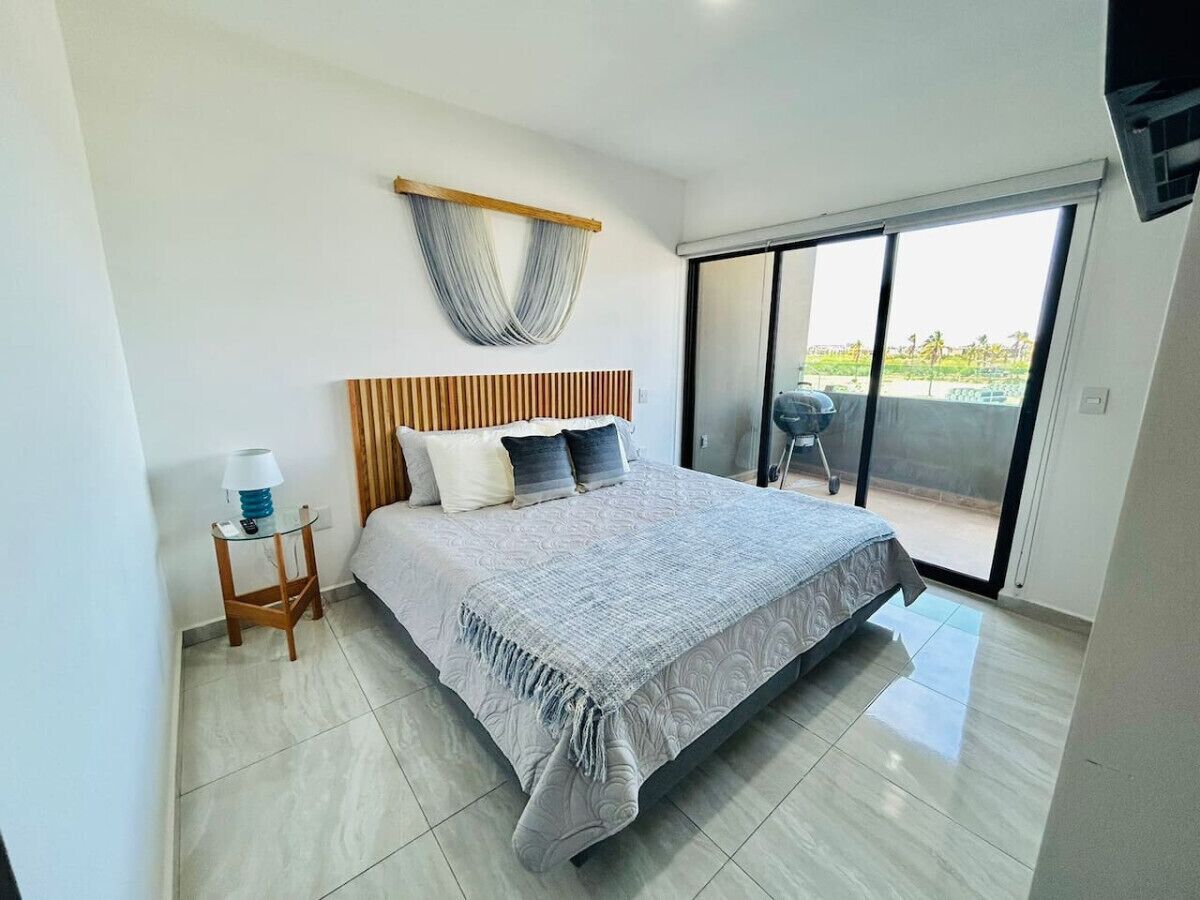 Modern apartment with pool near the beach tower 2 | ผ้าม่านกันแสง, Wi-Fi ฟรี