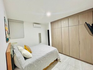 Modern apartment with pool near the beach tower 2 | Phòng tắm | Xà phòng, dầu gội, giấy vệ sinh 