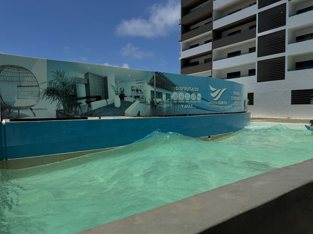 Ein Swimmingpool mit einem großen Wandgemälde, das einen Jachthafen bewirbt.