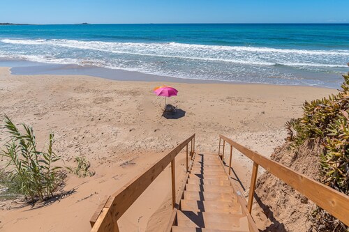 'Eco Del Mare' with veranda just steps from the sea