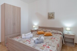 2 bedrooms, iron/ironing board, WiFi, bed sheets - 'Sea View' just steps from the sea (Pachino)