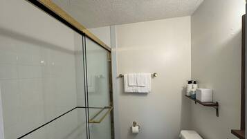 Asciugacapelli, asciugamani, sapone, carta igienica