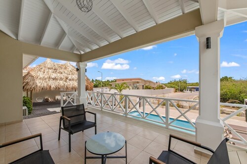 Casa Luz Color - Stylish Villa with Pool, Jacuzzi, near Jan Thiel Beach.