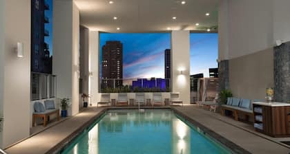 Downtown, 30th Floor, Balcony, Pool, Gym, Hot Tub