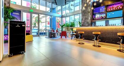 Downtown, 30th Floor, Balcony, Pool, Gym, Hot Tub