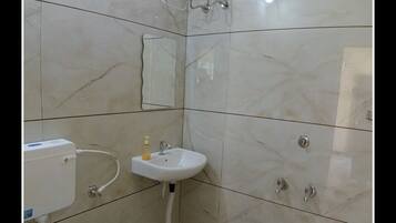 Deluxe Room | Bathroom | Shower, hair dryer, slippers, towels