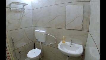 Pancuran mandi, pengering rambut, selipar, tuala disediakan