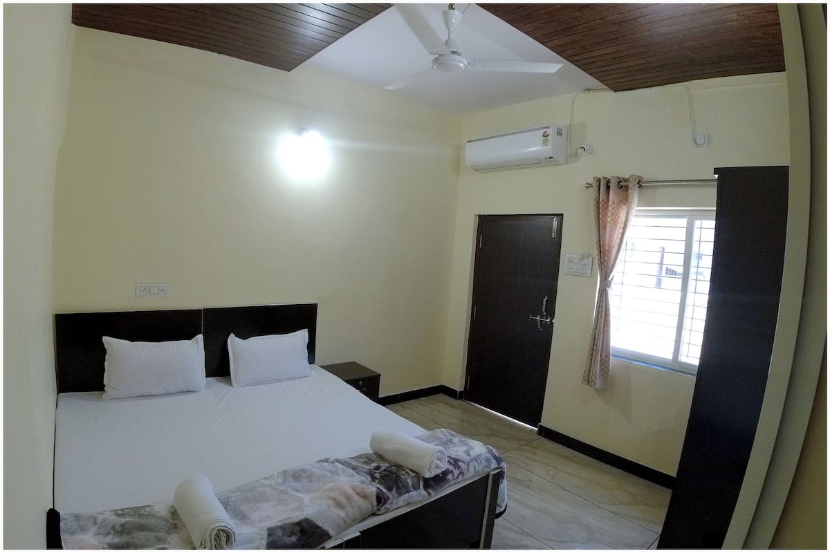 Deluxe Room | Blackout drapes, iron/ironing board, free WiFi