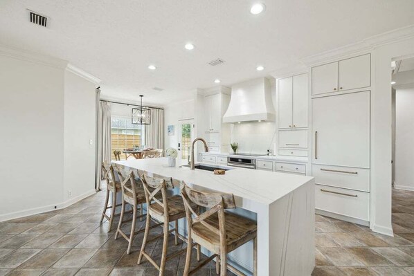 Micro-ondes, four, plaque de cuisson, lave-vaisselle