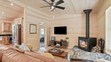 3 bedrooms, WiFi (free), bed sheets