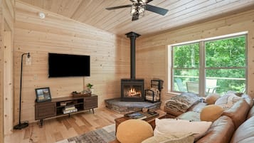 Fernseher, Kamin, DVD-Player, Bücher