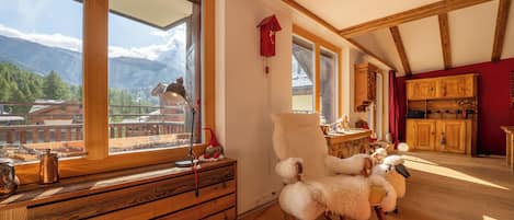 Apartment, Balkon, Bergblick | Wohnbereich | Flachbildfernseher