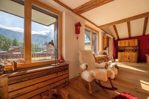 Appartement, balkon, uitzicht op bergen | Woonruimte | Flatscreentelevisie