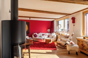 Appartement, balkon, uitzicht op bergen | Woonruimte | Flatscreentelevisie