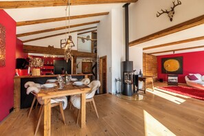 Appartement, balkon, uitzicht op bergen | Woonruimte | Flatscreentelevisie