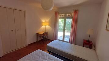 4 slaapkamers, een strijkplank/strijkijzer, wifi, beddengoed