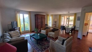 TV - Family villa in wooded estate near the sea (Saint-Raphaël)