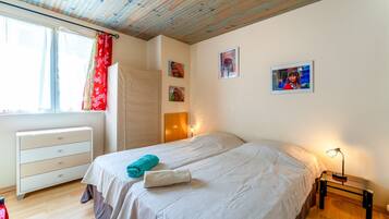 1 slaapkamer, een strijkplank/strijkijzer, wifi, beddengoed