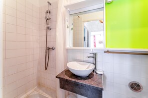 Douche, serviettes fournies