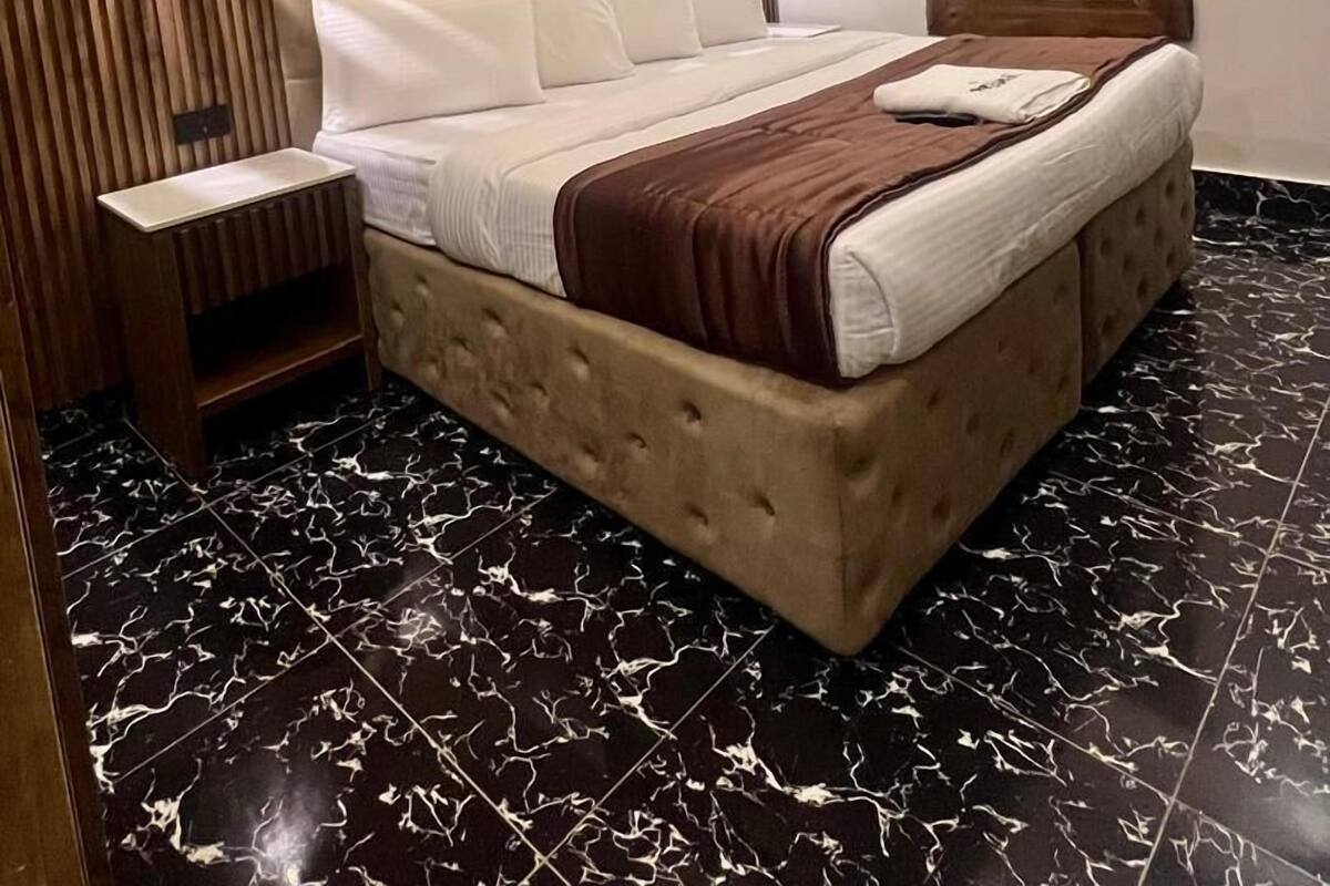 Ropa de cama hipoalergénica, escritorio, wifi gratis y ropa de cama