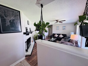 TV connectée, livres, chaîne hi-fi, écrans d'ordinateur