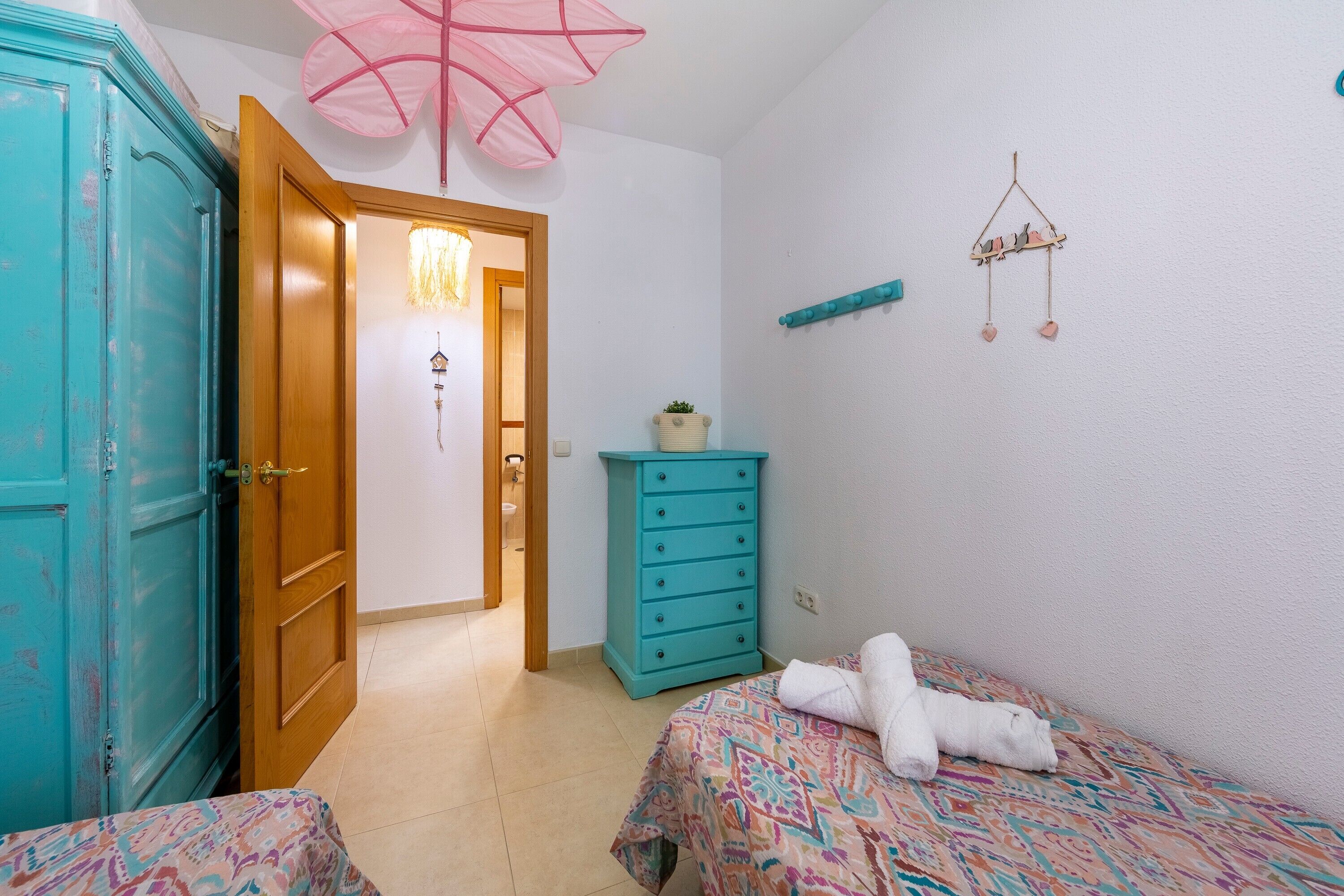 3 chambres, fer et planche à repasser, Wi-Fi, draps fournis