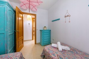 3 bedrooms, iron/ironing board, WiFi, bed sheets