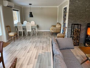 Een open haard en boeken