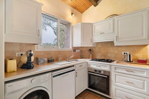 Fridge, microwave, oven, stovetop - Cottage 'Les Lys' with Mountain View, Wi-Fi and Air Conditioning (Berre les Alpes)